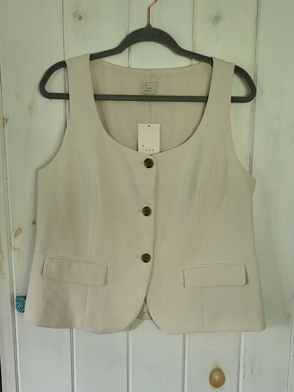 Signature Crepe Cream Sleeveless Scoop Button Vest